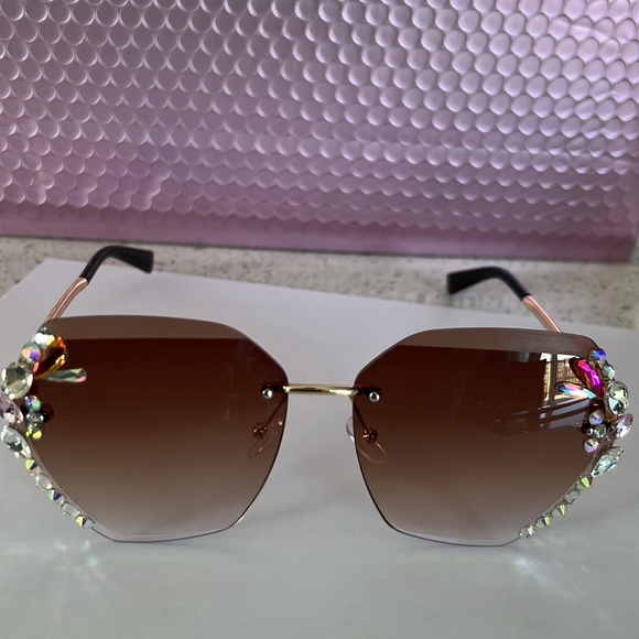 UV400 Rhinestone Deluxe Sunglasses - Picture 16 of 17